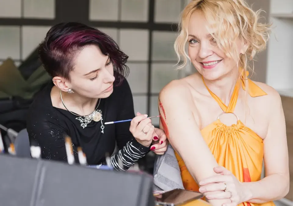 Když se ženy nechají hýčkat malbou na&nbsp;tělo